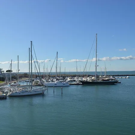 Cosy 6 Pers Avec Parking, Proche Et Commerces - Du Roi - Fr-1-250-105 * Le Grau-du-Roi